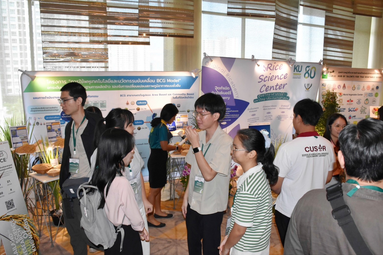 11 บูทนำเสนอ และโปสเตอร์ 0