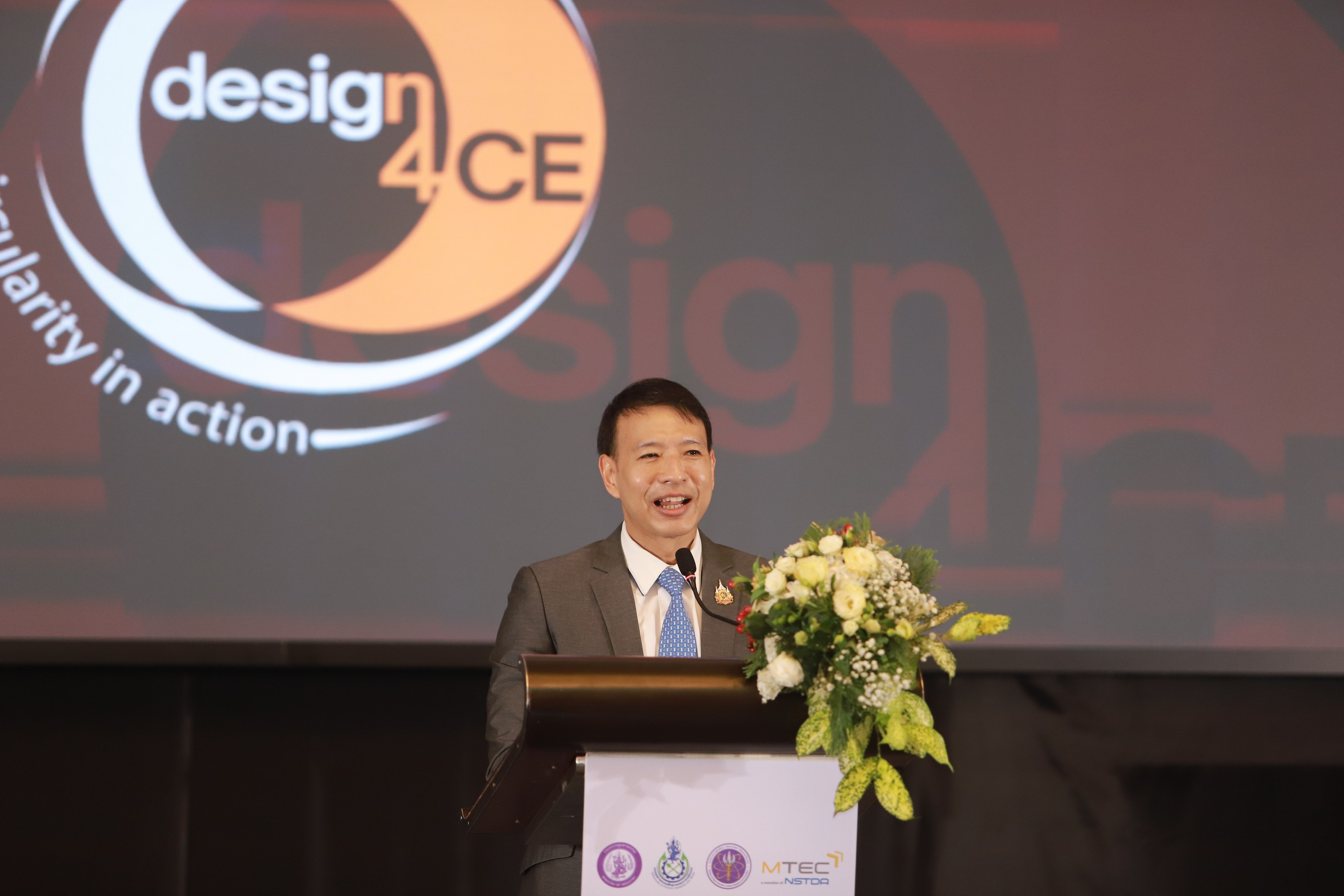 2 ดร.อดิทัต วะสีนนท์ 2